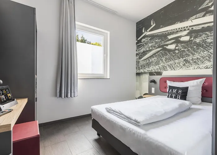 Hotell Smarty Airport - Kontaktloser Self Check-in 3*